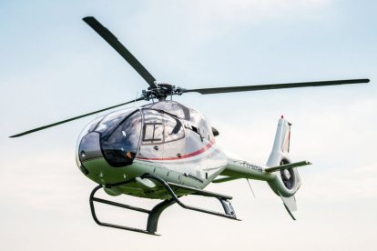 Deze geweldige helikopter experience biedt jou de mogelijkheid de omgeving vanuit de lucht te bekijken. De crew ontvangt je hartelijk, je checkt in en krijgt een korte briefing. Daarna stijg je op in de helikopter en geniet van het uitzicht.