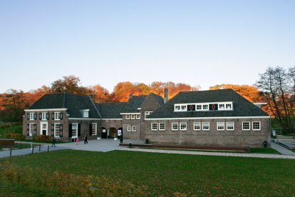 Voor veel mensen is het vanzelfsprekend dat er schoon drinkwater is en dat we onze toiletten doorspoelen met drinkwater. Maar zo vanzelfsprekend is dat niet. Dit, en nog veel meer, leer je tijdens een bezoek aan het Nederlands Watermuseum in Arnhem.