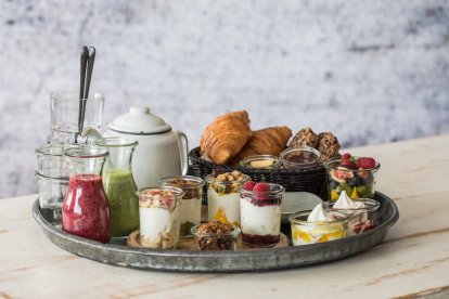 Samen genieten van een wel heel speciale brunch bij de Yoghurt Barn, bestaande uit verschillende yoghurt specials, oerbrood, een croissantje, verse jus d'orange, een fruitsalade en een smoothie. Daarbij kun je ook nog kiezen uit heel speciale soorten thee en verschillende luxe koffie varianten.