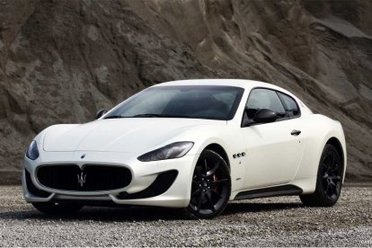 Je stapt in een krachtpatser die vormgegeven is door de grootmeesters uit Modena! Tijdens deze belevenis trap je de Maserati GranTurismo flink op zijn staart en ervaar je de 400pk! Je ziet medeweggebruikers jaloers naar je kijken en je geniet van de geweldige auto!