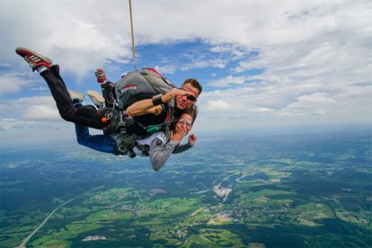 Een avontuurlijke belevenis die het 100% waard is. Tijdens deze belevenis ervaar je de adrenaline kick van een tandemsprong. Op 4000 meter, een vrije val met de meest veilige uitrusting en instructeurs. Een sensationeel cadeau om nooit te vergeten!