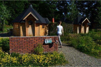 Verblijf 3 dagen (2 nachten) in een luxe Finse Kota! Laat je verwennen met een uitgebreid ontbijt en kom helemaal bij in jullie privéhottub! Ervaar het Finse gevoel in deze warme en duurzame verblijfplaats! Een vuurplaats, welkomstfles wijn en vele extra's zijn inbegrepen.