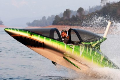 De nieuwste sensatie van Nederland wacht op jou! Tijdens deze adrenalinekick ga je van 0 naar 100 km/u in 4 seconden! Je duikt onder de watergrens en springt vervolgens als een haai uit het water. Hou je goed vast, voel de G-krachten en maak sprongen van wel 6 meter hoog!