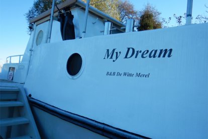 Geniet met z'n tweeën van een bijzondere overnachting op een luxe boot. Geniet geheel privé van deze romantische avond. De volgende ochtend krijgen jullie een heerlijk ontbijtje op dek of in de stuurhut. Romantiek van de bovenste plank!