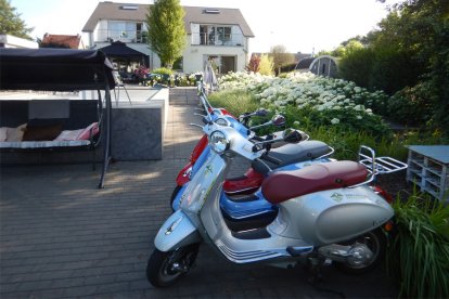 Met z'n tweeën vertrekken jullie op een klassieke vespa. Heerlijk genieten van de mooiste natuur- en waterlandschappen. Jullie krijgen een goed verzorge picknick en een aantal gps routes mee om hier een leuke en romantische dag van te maken!