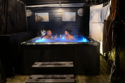 Geniet samen met je partner, geliefde of vriend(in) van dit heerlijke wellness pakket! Geheel privé gaan jullie met z'n tweeën genieten van deze heerlijke belevenis. Om het extra romantisch te maken wordt er natuurlijk voor één fles genotsdrank gezorgd.