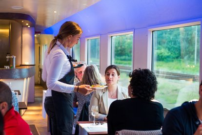 Een rijdende trein is verreweg één van de meest unieke locaties om te brunchen. Kom aan boord van de Dinner Train en geniet van het Nederlandse landschap terwijl je verrast wordt door de chef en stewards met een uitmuntende brunch. Geniet van een culinaire trip over Nederlandse rails!