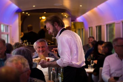 Een rijdende trein is verreweg één van de meest unieke locaties om te genieten van deze proeverij. Kom aan boord van de Dinner Train en ontdek het Nederlandse landschap terwijl je verrast wordt door de chef en stewards met een overheerlijke wijn of bier proeverij. Geniet van een culinaire trip over Nederlandse rails!