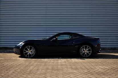 Rijden in een echte Ferrari is voor velen een droom. En dat is niet zo gek! Want een Ferrari California glijdt als vanzelf over de openbare weg en geeft je een ervaring om nooit meer te vergeten. Gelukkig worden dromen wel eens werkelijkheid! Geef jezelf of een ander een geweldige rit in een Ferrari California cadeau.