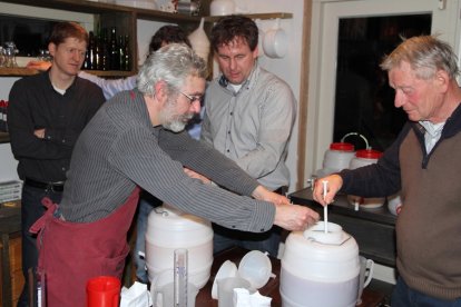 Tijdens deze smaakvolle workshop leer jij je eigen wijn te brouwen. Je start met een rondleiding door de wijnmakerij en leert alles over wijn. Geniet van verschillende wijnen en kies de beste ingrediënten om je eigen wijn te maken!