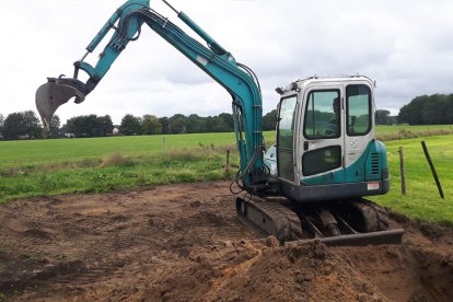 We hebben natuurlijk allemaal wel eens een gat gegraven. Maar heb jij wel eens op een echte graafmachine gezeten? En geprobeerd om er sleuven of gaten mee te graven? Nee? Dan is dit jouw kans! Na een korte instructie mag jij zelf aan de bak! Ook superleuk om te geven als cadeau.