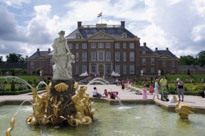Koninklijke liefdesvlucht en bezoek aan de Tuinen van Paleis Het Loo Koninklijke liefdesvlucht en bezoek aan de Tuinen van Paleis Het Loo