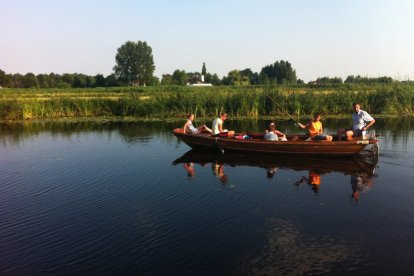 Varen in een fluisterboot Varen in een fluisterboot