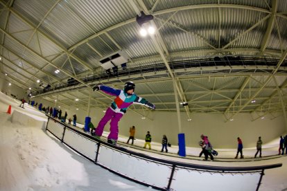 Een prachtige piste en kraakverse sneeuw onder de latten: welke wintersporter wil dat nou niet? Beleef met z’n tweeën het heerlijke gevoel van het skiën of snowboarden. Of je nu een beginnend of gevorderd bent, deze binnenbaan biedt voor ieder wat wils!