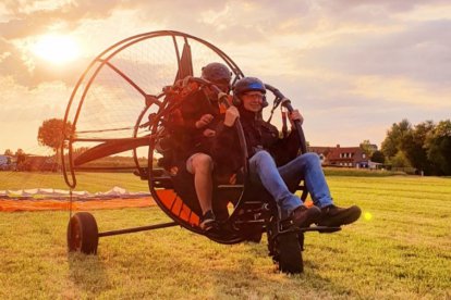 Paramotorvliegen met een trike Paramotorvliegen met een trike