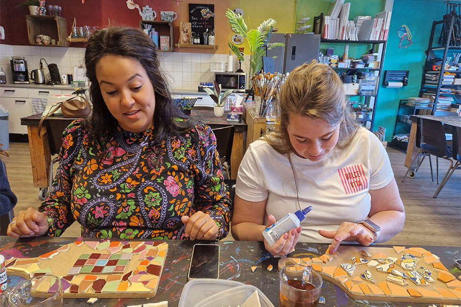Maak een kleurrijke broodplank met tegeltjes en mozaïeksteentjes