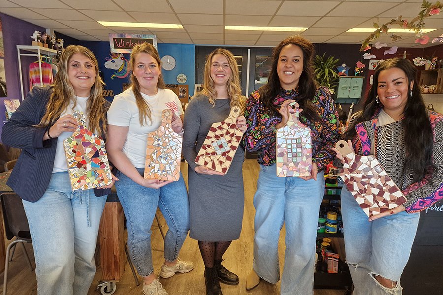 Maak een kleurrijke broodplank met tegeltjes en mozaïeksteentjes