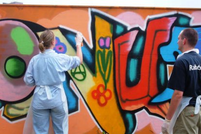Altijd al eens graffiti willen spuiten? Leef je dan uit tijdens deze graffiti workshop. Leer de basistechnieken van het graffiti spuiten, ga aan de slag op een groot doek en maak zelf een creatief en origineel kunstwerk voor aan jouw muur!