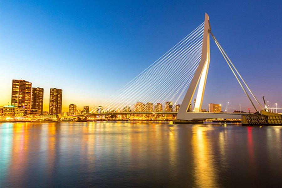 Bewonder de Rotterdamse skyline tijdens een rondje op het water 