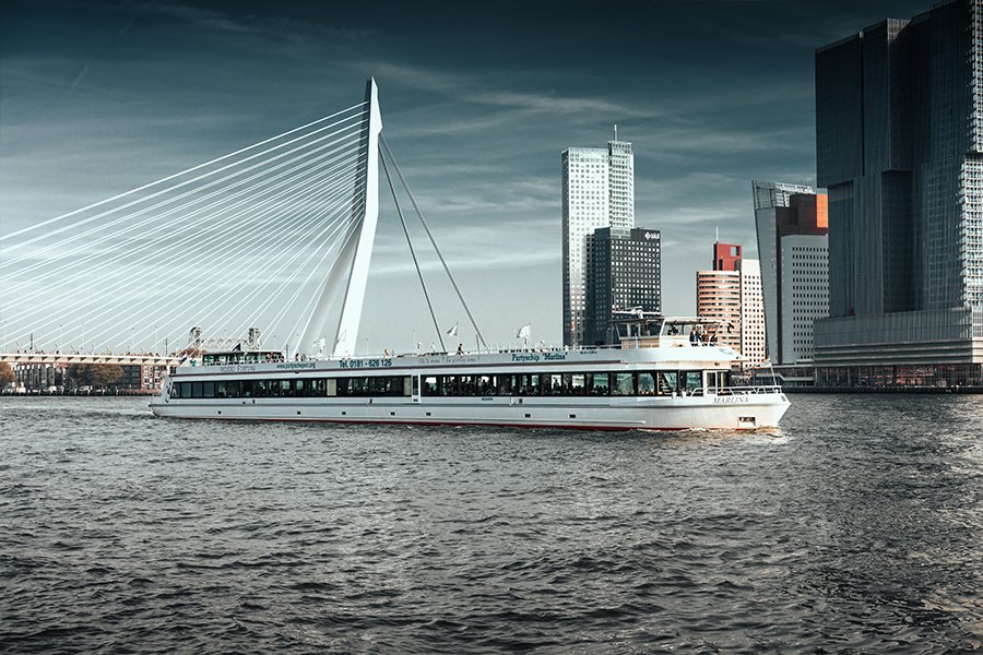 Bewonder de Rotterdamse skyline tijdens een rondje op het water 