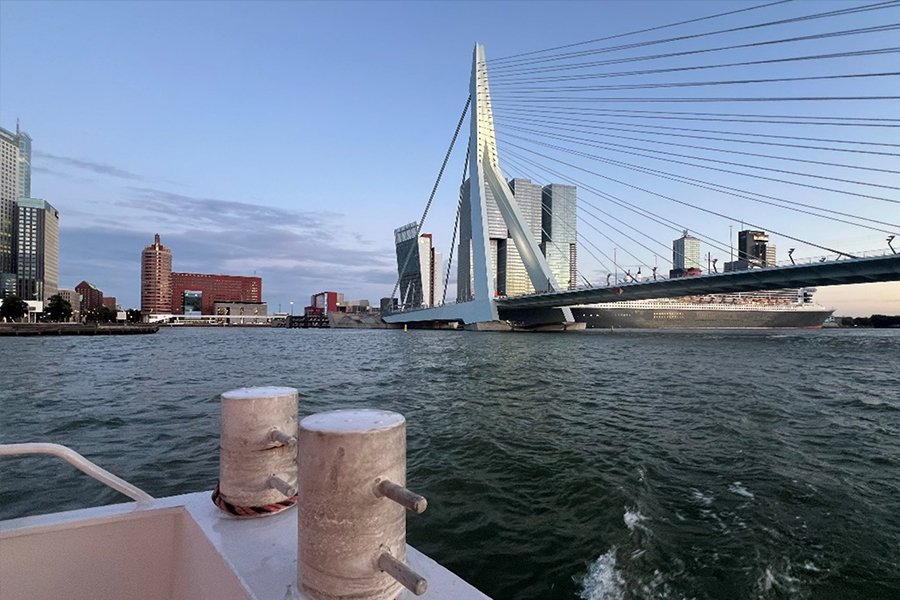 Bewonder de Rotterdamse skyline tijdens een rondje op het water 