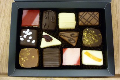 Laat je meenemen in de wereld van chocolade met deze lekkere én leerzame workshop. Je experimenteert met chocolade en gaat aan de slag met het maken van gianduja bonbons, marsepein bonbons, slagroom truffels en chocolade flikken. Heerlijk!