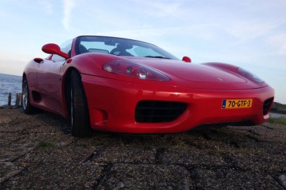 De Ferrari 360 Spider. Deze krachtpatser heeft een vinnige motor en is een droom voor velen! Deze unieke ervaring van pure snelheid en toptechniek is een bijzondere belevenis. Extra leuk: rijbewijs is níet verplicht. Waar wacht je nog op?