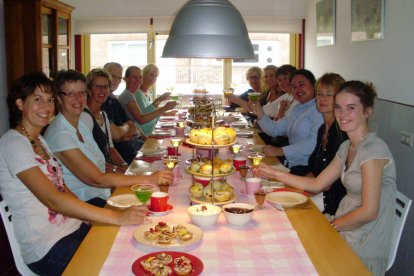 Tijdens deze smakelijke workshop leer je zelf heerlijke zoete en hartige hapjes maken volgens typisch Engelse recepten. Aan het einde van de les worden de borden en de etagère mooi opgemaakt en kun je gaan genieten van je eigengemaakte High Tea!