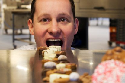Een bonbon, twee bonbons, drie bonbons? Je kunt maar geen genoeg krijgen van deze lekkernij! Maak de lekkerste bonbons, versier ze met de vrolijkste creaties en smullen maar. Voor de echte chocoholics onder ons: er mag gebodypaint worden!