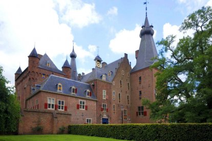 Iedere laatste zondag van de maand kun jij in een prachtige omgeving genieten van een heerlijke kasteelbrunch. In het romantische koetshuis word je omringd door meer dan 150 kaarsen in kroonluchters. Na de brunch neem je gratis een kijkje in het kasteel museum.