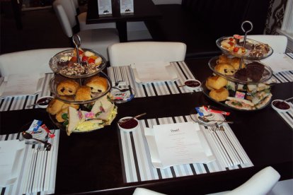 Op zoek naar een High Tea die net iets extra’s biedt? Dan ben je bij Proef! aan het juiste adres. Bij het trefpunt van de Zilverstad kun je genieten van maar liefst 50 smaken uit de exclusieve Proef! Thee Collectie. Natuurlijk krijg je er veel lekkers bij geserveerd zoals chocoladebroodjes, verse bonbons, scone en truffel van Goudse stroopwafel. En, als bonus maak je de Zilverwandeling.