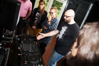 Ben jij de volgende Armin van Buuren? Heb je altijd al willen leren DJ’en? Dat kan nu met deze DJ-workshop! Je krijgt één-op-één les van een professionele DJ en je gebruikt professionele apparatuur. Zo beleef je hoe het is om een echte DJ te zijn.
