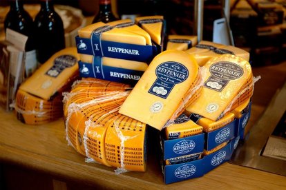 Authentiek Hollandse kazen proeven? Dat kan! In een bijzondere kaasproeverij in hartje Amsterdam maak je kennis met de smaak en het aroma van de verschillende Reypenaer kazen. Een echte Hollandse belevenis die je geproefd moet hebben!