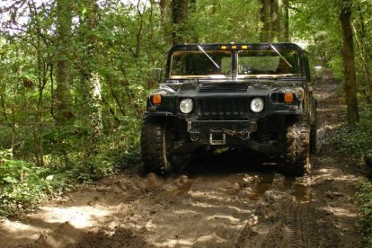 De meest woeste omgevingen en ruwe terreinen: voor een Humvee is het een eitje. Samen met twee passagiers krijg jij de kans om deze prachtige machine onder de knie te krijgen en deze uitdaging aan te gaan!