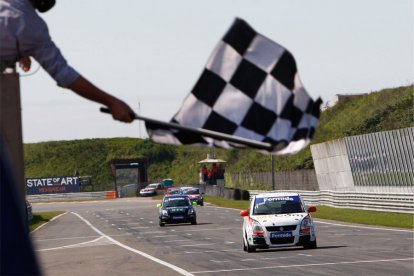Beleef de ultieme race-ervaring: de Extreme Zandvoort Experience. Kruip achter het stuur van een raceauto, rijd mee met een professionele coureur en verbeter je rij prestaties tijdens een cursus driften. Een overgetelijke ervaring!