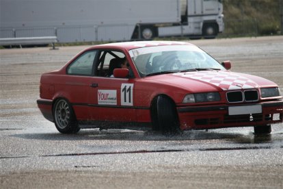 Ga de uitdaging aan en verbeter je rijprestaties met deze unieke basiscursus driften. Laat de auto uitbreken en houd deze van bocht tot bocht zo lang mogelijk dwars. Driften is genieten en een ultieme voertuigbeheersing. Hier word je echt een betere chauffeur van!