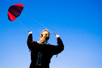 Skyting: dé nieuwe en spectaculaire manier van vliegeren. Samen met een instructeur leer jij op het strand hoe je deze krachtige en snelle vlieger onder controle krijgt. Lukt het jou om met beide benen op de grond te blijven staan?
