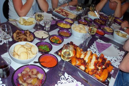 Haal je koksmuts uit de kast en volg een workshop tapas maken. Tijdens deze workshop maak je verschillende hapjes met originele gerechten uit de Spaanse, Italiaanse en Griekse keuken. Na afloop geniet je van jouw zelfgemaakte lekkernijen. Eetsmakelijk!