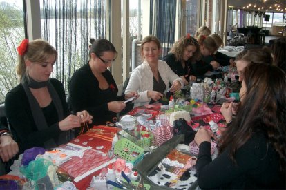 Leef je uit in deze gave workshop tassen pimpen en maak je eigen unieke tas! Je gaat aan de slag met glitters, kralen, veters, diverse stoffen en andere materialen. Laat je creativiteit de vrije loop en na afloop van de workshop ga jij naar huis met iets wat niemand anders heeft.