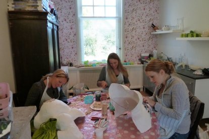 Een super leuke en trendy belevenis. Dat is de workshop mozaïeken. Je leert mooie dingen te maken met kleine stukjes tegels. Aan het eind van de workshop ga jij naar huis met een zelfgemaakte spiegel, een dienblad of een schaal. Het resultaat is altijd verrassend!