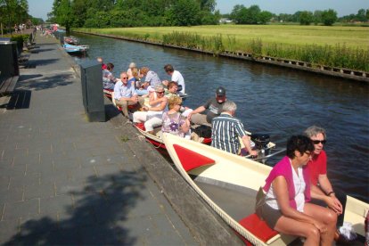 Luxe fluisterboot varen in Giethoorn