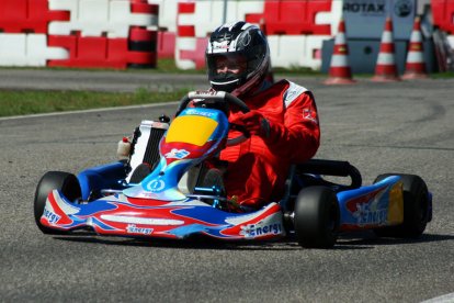 Onder begeleiding van ervaren instructeurs ga jij racen in professionele karts. Je rijdt drie heats van tien minuten. Tussendoor wordt je kart afgesteld en krijg je analyses van je rondetijden. Een waanzinnig spectaculaire belevenis voor de echte raceliefhebber!