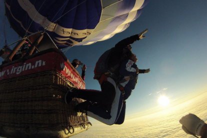 Je bent nog maar enkele ogenblikken verwijderd van een waanzinnig avontuur. Je stijgt op in een luchtballon en geniet van de rust en het prachtige uitzicht. Dan maak je je klaar voor een waanzinnige tandem parachutesprong. Samen met de instructeur spring jij uit de ballon! Absoluut een onvergetelijke belevenis.