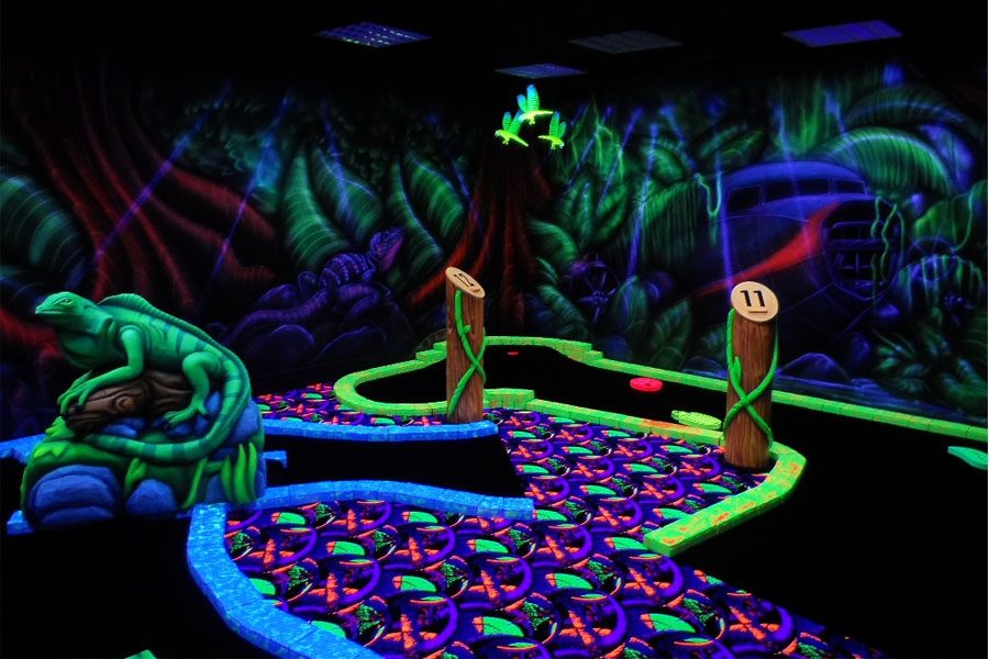 Glow in the dark minigolf