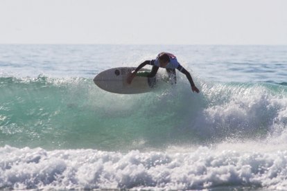Maak kennis met de surfsport in de zee en op de golven bij Ouddorp. Je krijgt een surf clinic waarbij je met behulp van een doordacht lesprogramma in korte tijd resultaat kunt halen. Na afloop van de surf clinic ga je heerlijk genieten van een barbecue.