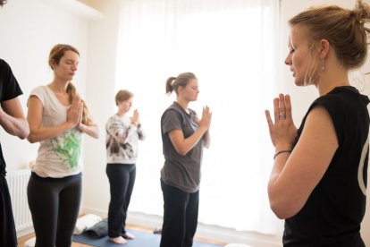 Wat is yoga? Op de grond zitten met zweverige muziek? Vaak wordt bij het woord yoga gedacht aan dit soort taferelen. Het is echter iets heel anders. Yoga beoefenen helpt stress te verminderen en zorgt voor een positief effect op lichaam en geest. Ervaar zelf wat yoga is met dit introductiepakket!