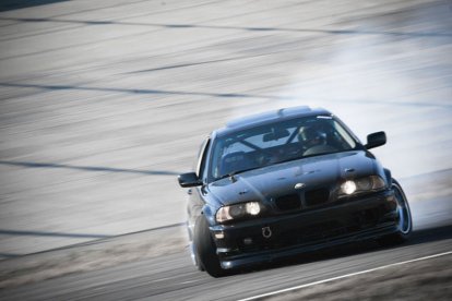 Het geeft een waanzinnige kick wanneer je jouw auto onder de meest extreme omstandigheden onder controle weet te houden. Leer de drifttechnieken van professionele instructeurs en drift feilloos door de bochten. Een geweldige en heel leerzame ervaring!