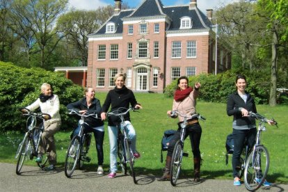 Een leuke, leerzame en actieve belevenis op de fiets. Onder leiding van een gids ga je fietsen door de prachtige omgeving van Zuid-Kennemerland. Je geniet van de flora en fauna in de duinen, van de prachtige gebouwen en eeuwenoude bossen, waar onder meer Schotse Hooglanders en damherten leven!