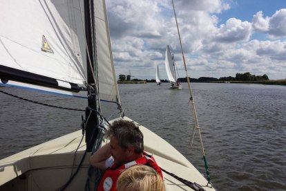 Nog nooit gezeild en wil je het graag eens doen? Of heb je de smaak te pakken na een zeiltocht en wil je het graag zelf leren? Volg dan deze introductieles zeilen. In een paar uur tijd leer jij van een goede instructeur hoe je moet sturen en hoe de zeilen werken. Zeil ze!