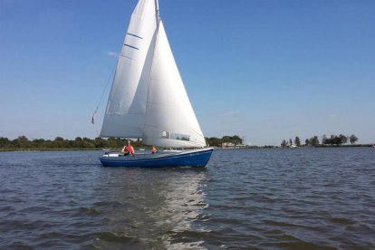 Ontdek hoe ongelooflijk gaaf het is om te zeilen en neem een dagdeel zeilles in de omgeving van Rotterdam. Onder leiding van een professionele instructeur ervaar jij de vrijheid op het water en de elementen van moeder natuur. Aan het einde van de les ben jij een super zeil ervaring rijker!